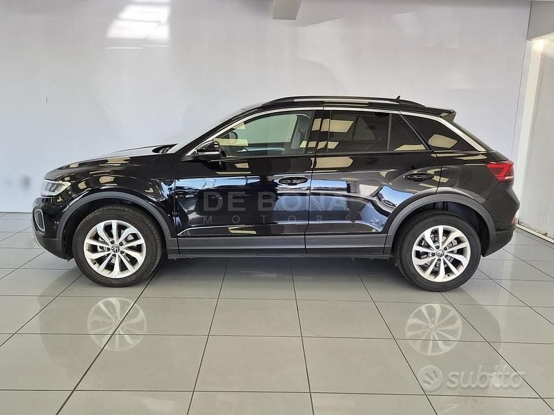 Usata VW T-Roc Life 116 CV (85 kW) 2024 Deep black perlato SUV
