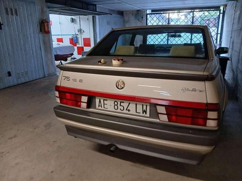 Usata Alfa Romeo 75 120 CV (88 kW) 1990 Argento Berlina