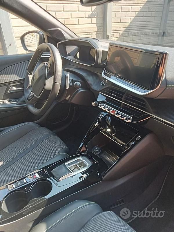 Usata Peugeot 208 101 CV (74 kW) 2025 Rosso Utilitaria