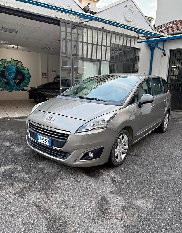 Usata 2014 Peugeot 5008 Monovolume | 5000 € (Buon prezzo) - Immagine 1/4