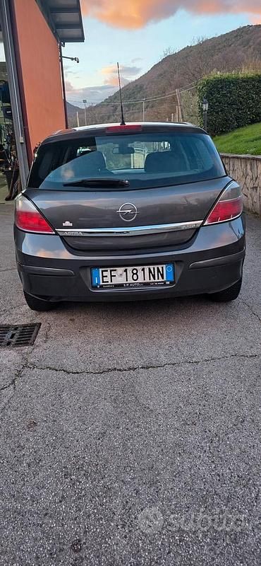 Usata Opel Astra Enjoy 88 CV (64 kW) 2010 Grigio Berlina