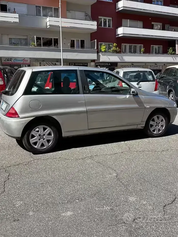 Usata Lancia Ypsilon 80 CV (58 kW) 2002 Grigio Utilitaria