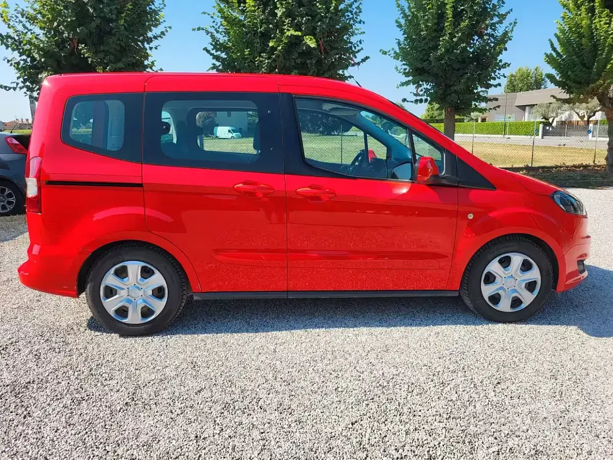 Usata Ford Tourneo Courier Sport 75 CV (55 kW) 2017 Rosso Monovolume
