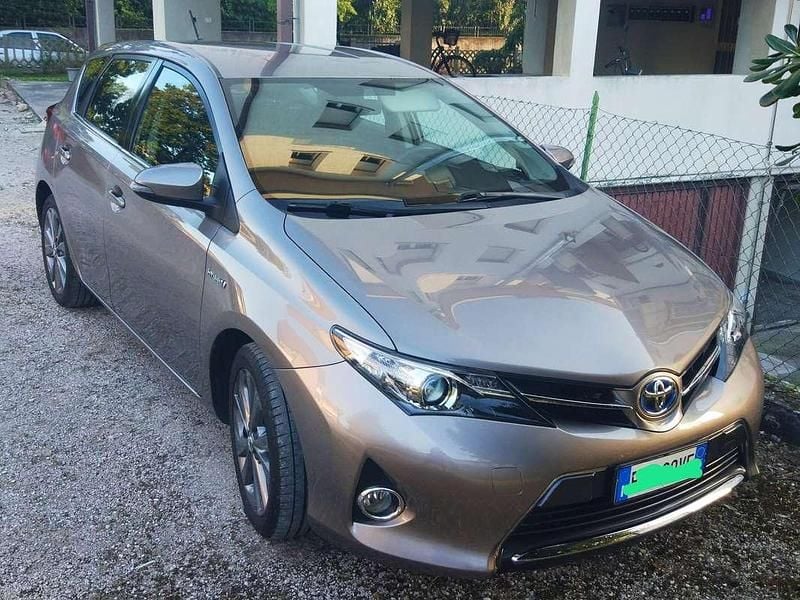 Usata Toyota Auris Hybrid Active 99 CV (72 kW) 2013 Bronzo Berlina
