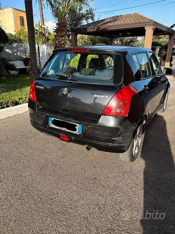 Begagnad Suzuki Swift 75 HK (55 kW) 2008 Svart Halvkombi