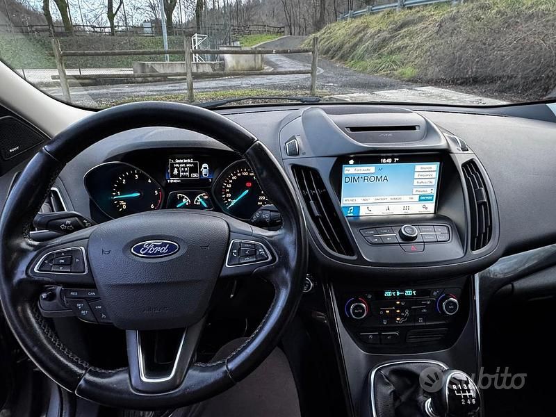 Usado Ford Kuga 120 CV (88 kW) 2018 Gris SUV