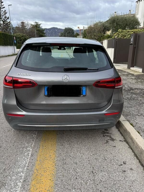 Usata Mercedes B180 116 CV (85 kW) 2019 Grigio Monovolume