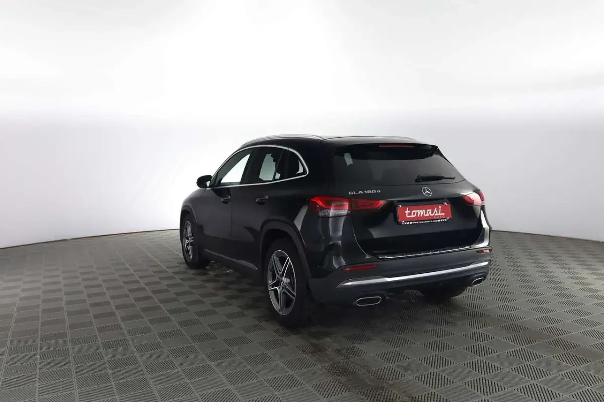 Käytetty Mercedes GLA180 Premium 116 HP (85 kW) 2020 Musta Katumaasturi