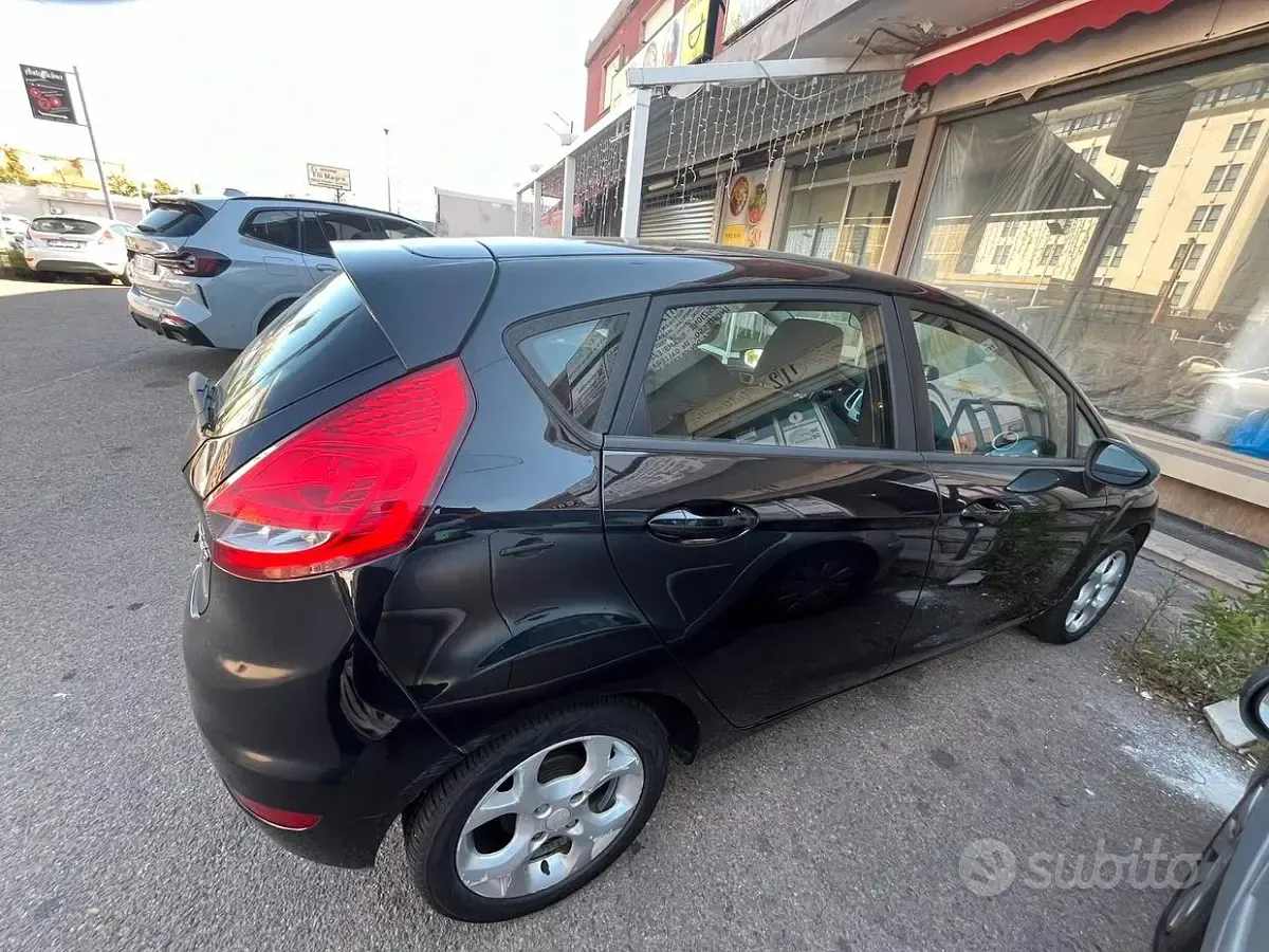 Second-hand Ford Fiesta 68 CP (50 kW) 2012 Negru Berlinǎ