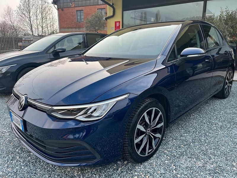 Usata VW Golf VIII Life 116 CV (85 kW) 2022 Blu Berlina