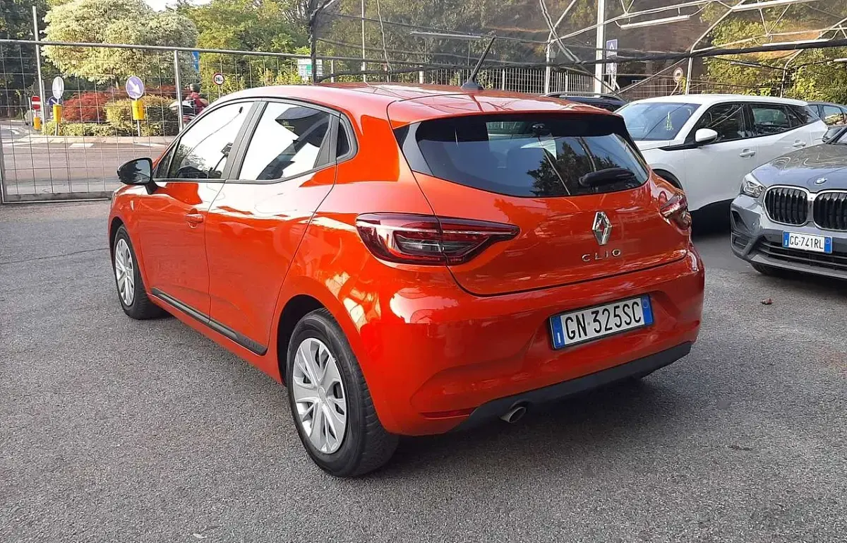 Usata Renault Clio V Equilibre 101 CV (74 kW) 2023 Arancione Berlina