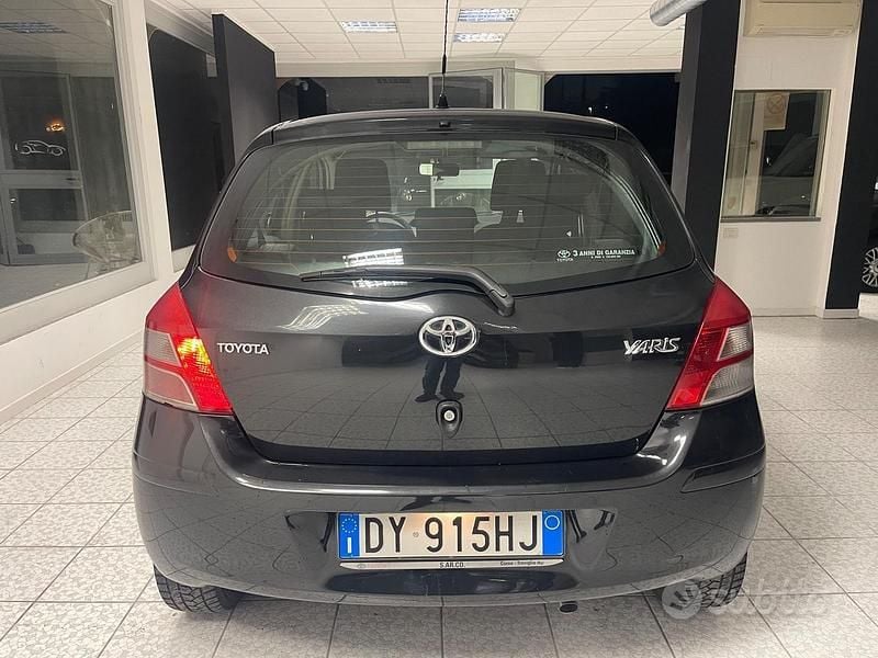 Usata Toyota Yaris Sol 100 CV (73 kW) 2010 Grigio Berlina