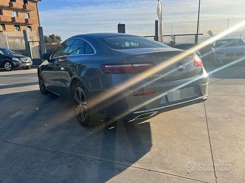 Usata Mercedes E220 Business 194 CV (142 kW) 2022 Grigio Coupé