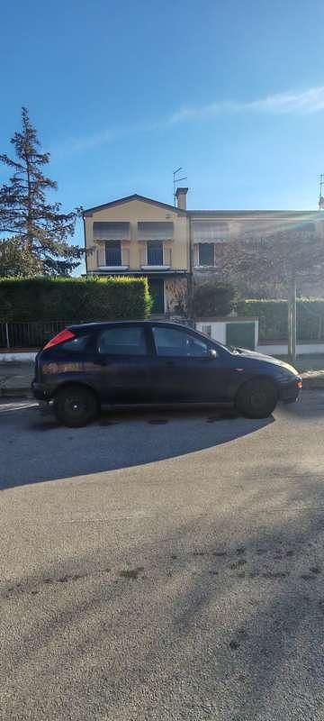 Usata Ford Focus Trend 101 CV (74 kW) 2000 Berlina