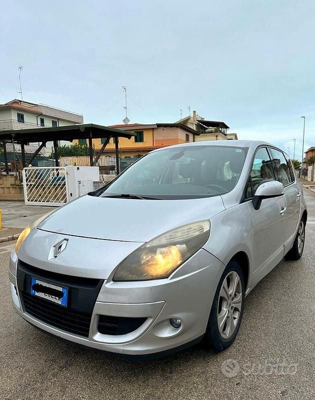 Grigio Usata 2010 Renault Scénic III Monovolume | 3290 € (Ottimo prezzo) - Immagine 1/4