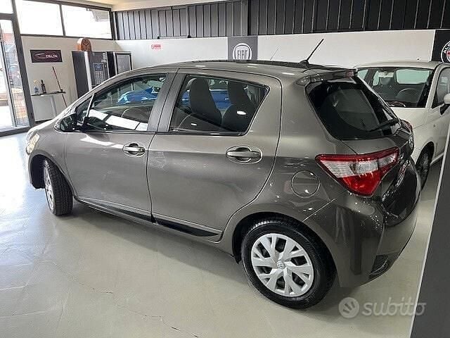 Usata Toyota Yaris Active 72 CV (52 kW) 2019 Grigio Berlina