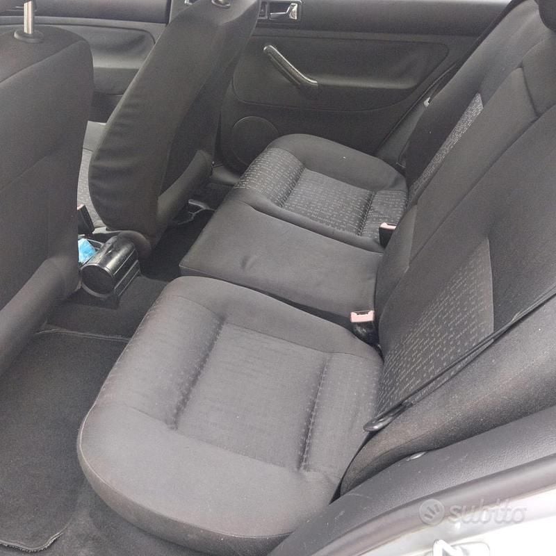 Usado VW Golf IV 75 CV (55 kW) 2002 Gris Berlina