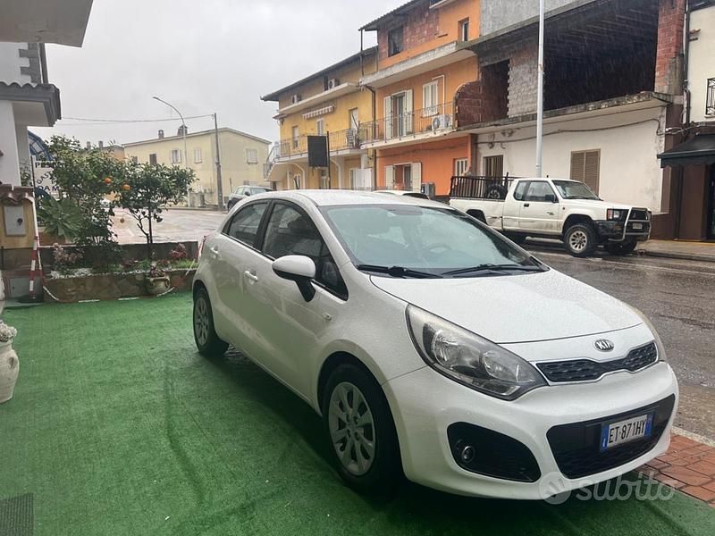Usata Kia Rio Active 75 CV (55 kW) 2014 Bianco Berlina