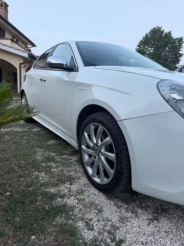 Usata Alfa Romeo Giulietta Distinctive 170 CV (125 kW) 2011 Bianco Utilitaria