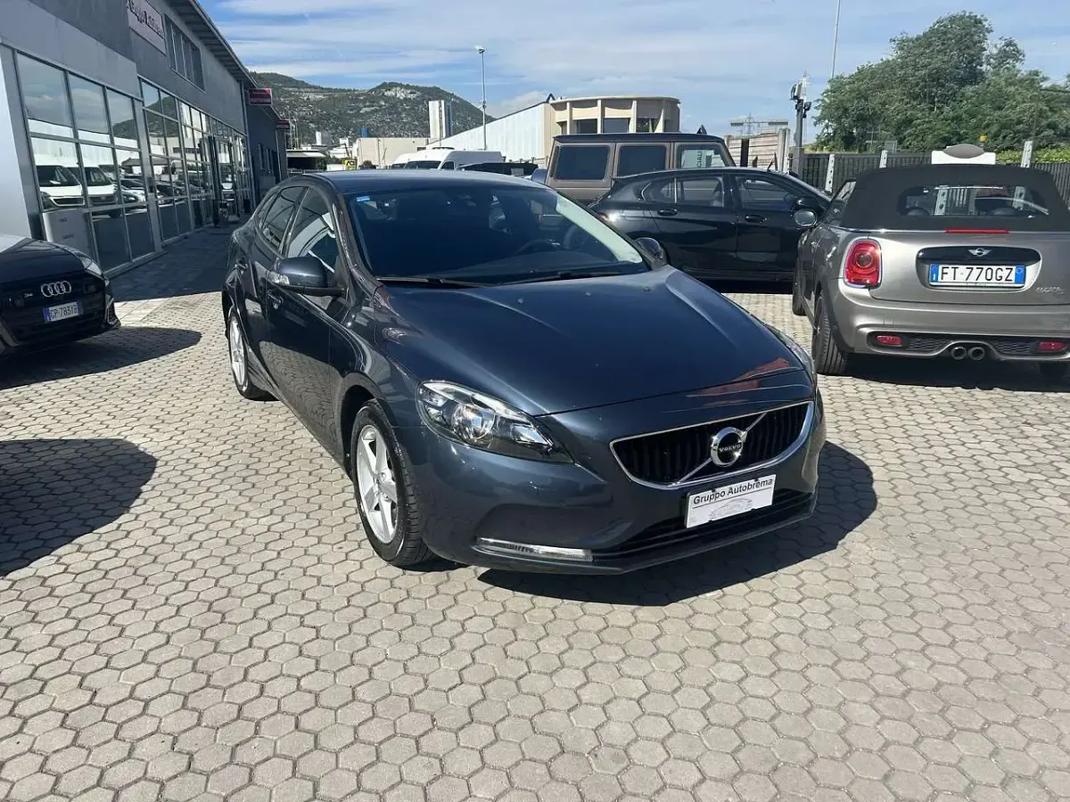 Usata Volvo V40 Momentum 120 CV (88 kW) 2017 Nero Berlina