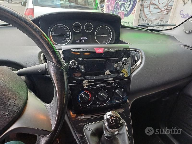 Usado Lancia Ypsilon 69 HP (50 kW) 2012 Cinzento Citadino