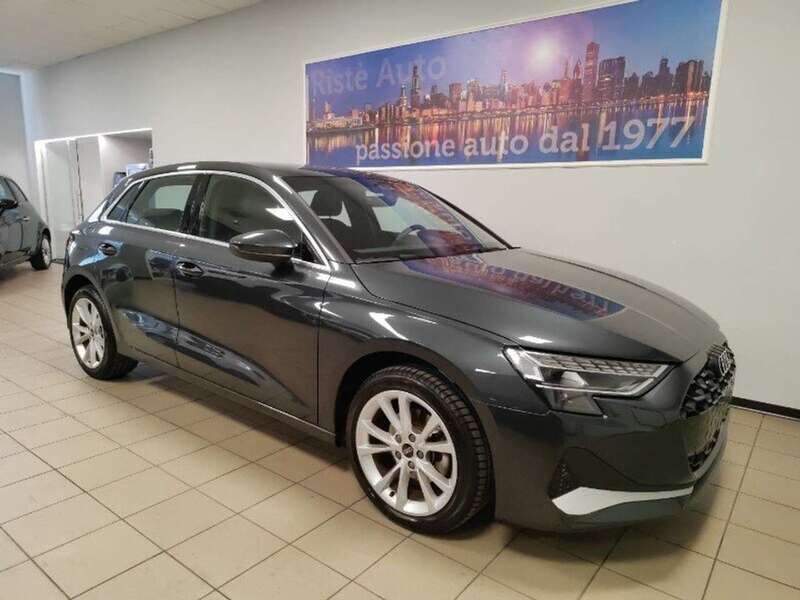 Grigio manhattan metallizzato Usata 2024 Audi A3 e-tron Advanced Due volumi | 29.900 € (Ottimo prezzo) - Immagine 1/4