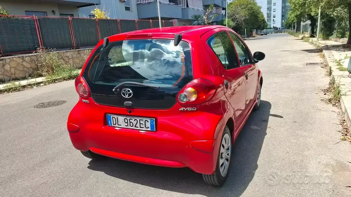 Usata Toyota Aygo 68 CV (50 kW) 2007 Rosso Utilitaria