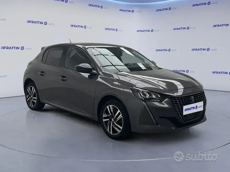 Usata Peugeot 208 Allure 101 CV (74 kW) 2023 Grigio platinium [m0vl]  meta Utilitaria