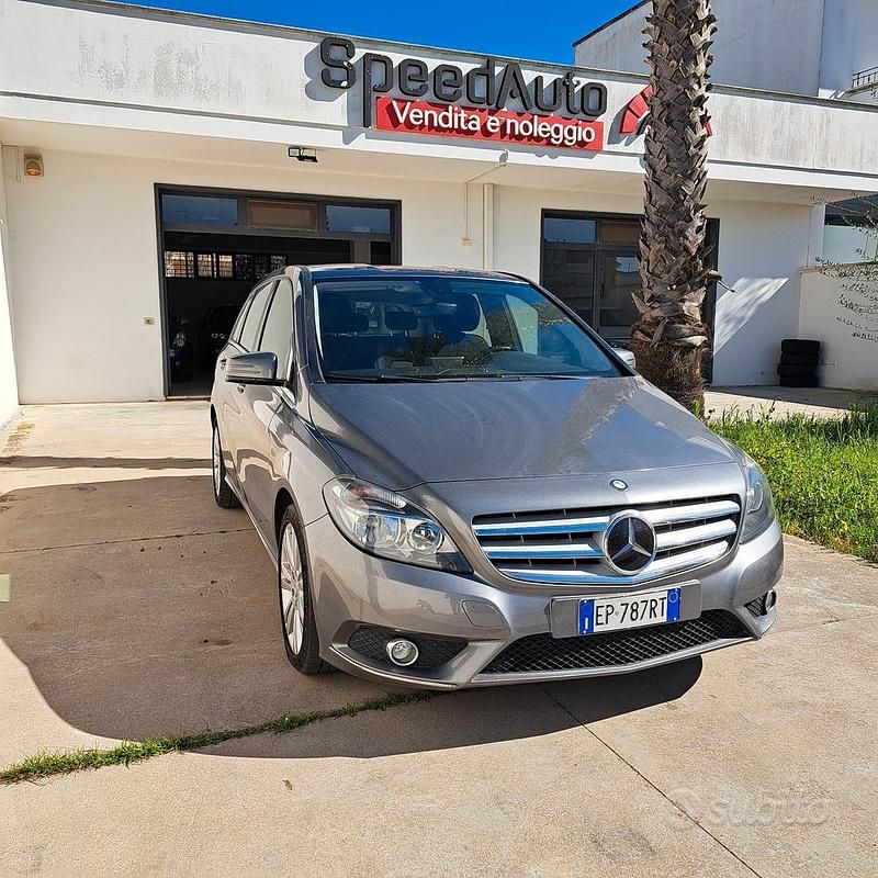 Usata Mercedes B180 108 CV (79 kW) 2013 Grigio Monovolume