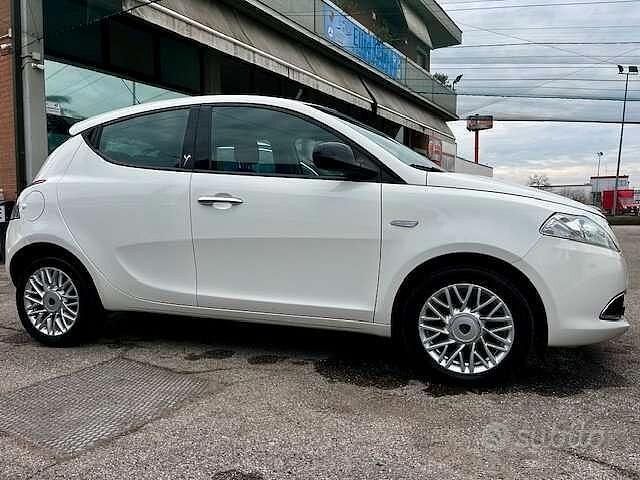 Usata Lancia Ypsilon Gold 95 CV (69 kW) 2015 Bianco Utilitaria