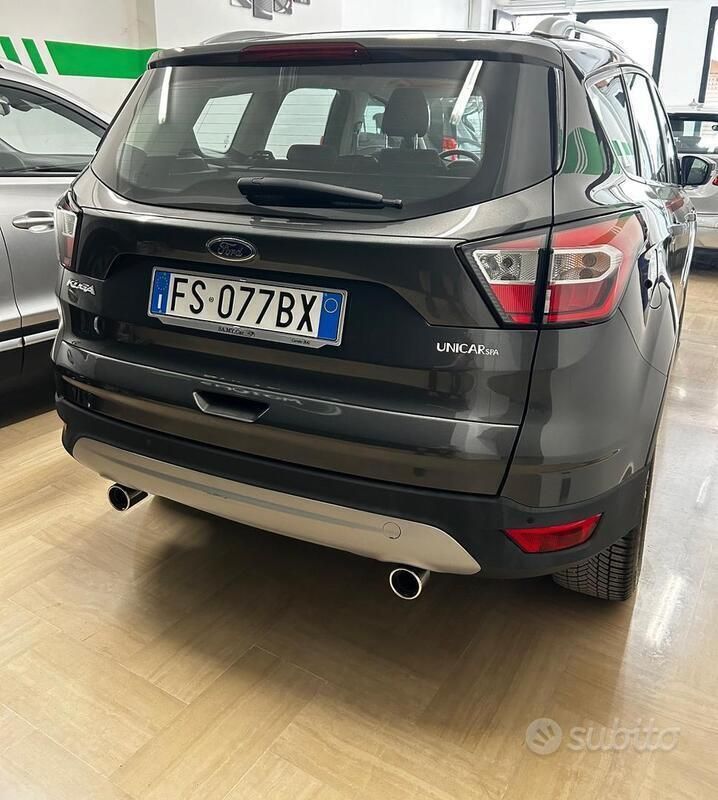 Usata Ford Kuga Titanium 120 CV (88 kW) 2018 Verde SUV