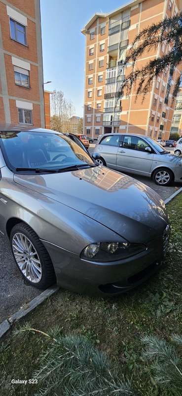 Usata 2006 Alfa Romeo 147 Distinctive Due volumi | 3300 € (Molto cara) - Immagine 1/4