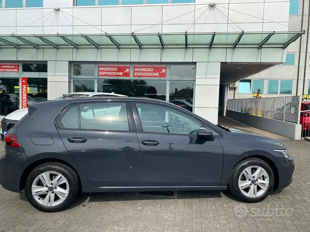 Usata VW Golf VIII Life 110 CV (80 kW) 2022 Urano grey Berlina