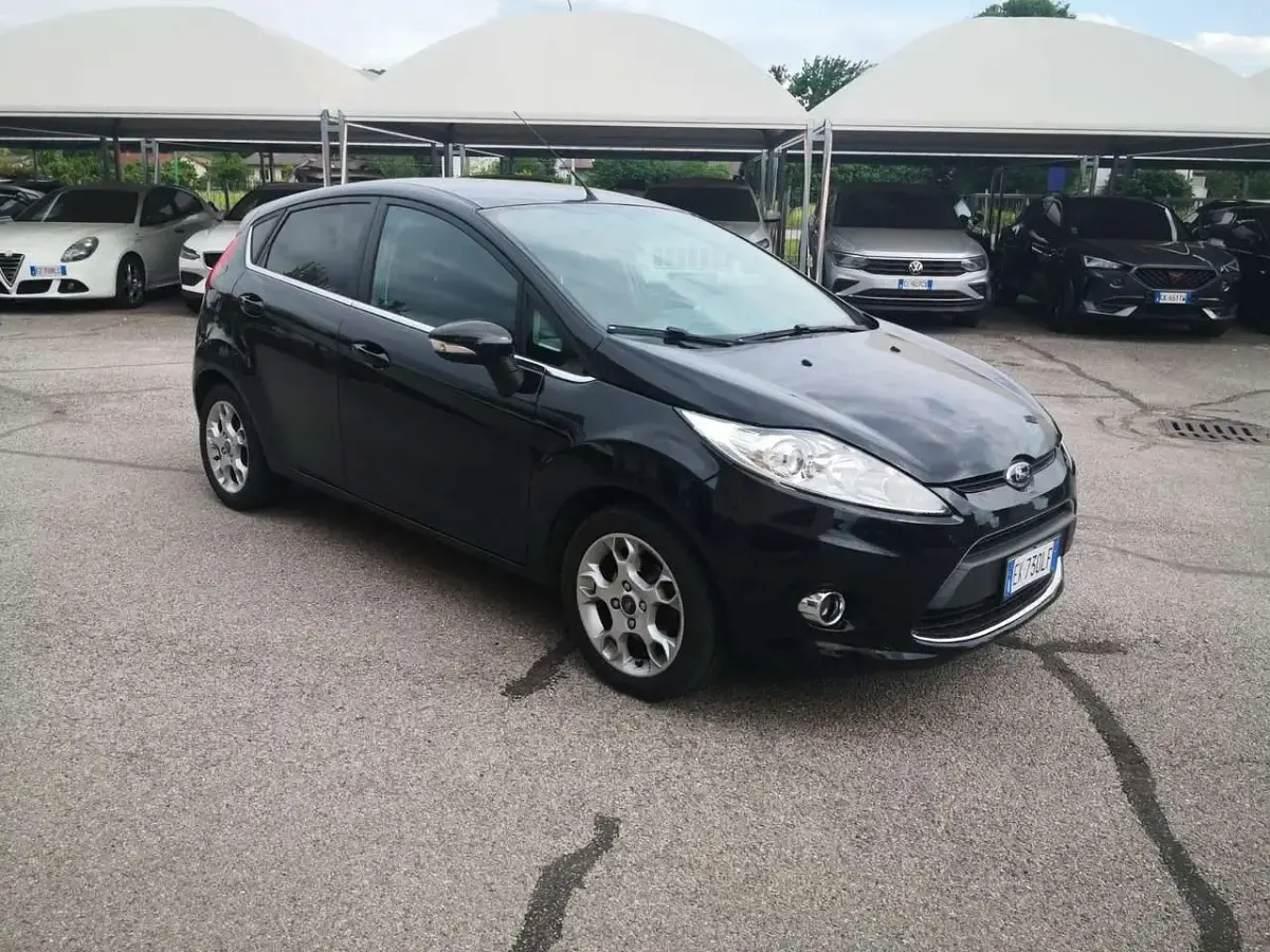 Second-hand Ford Fiesta Titanium 71 CP (52 kW) 2011 Negru Hatchback