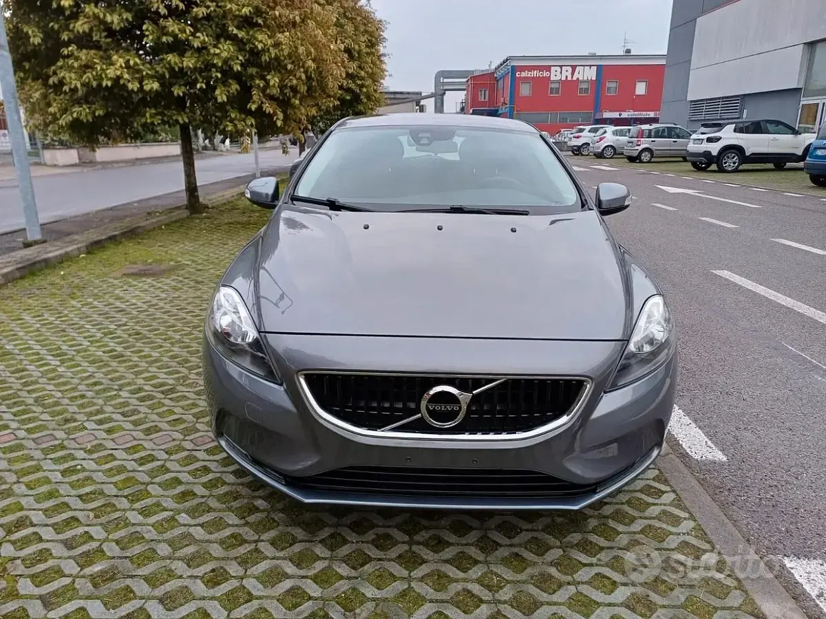 Usata Volvo V40 Business Edition 120 CV (88 kW) 2017 Grigio Berlina