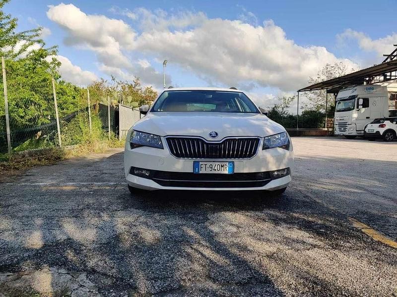 Bianco Usata 2018 Skoda Superb Executive Station wagon | 13.500 € (Buon prezzo) - Immagine 1/4