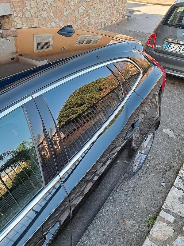 Usata Volvo V40 Momentum 2012 Nero Utilitaria