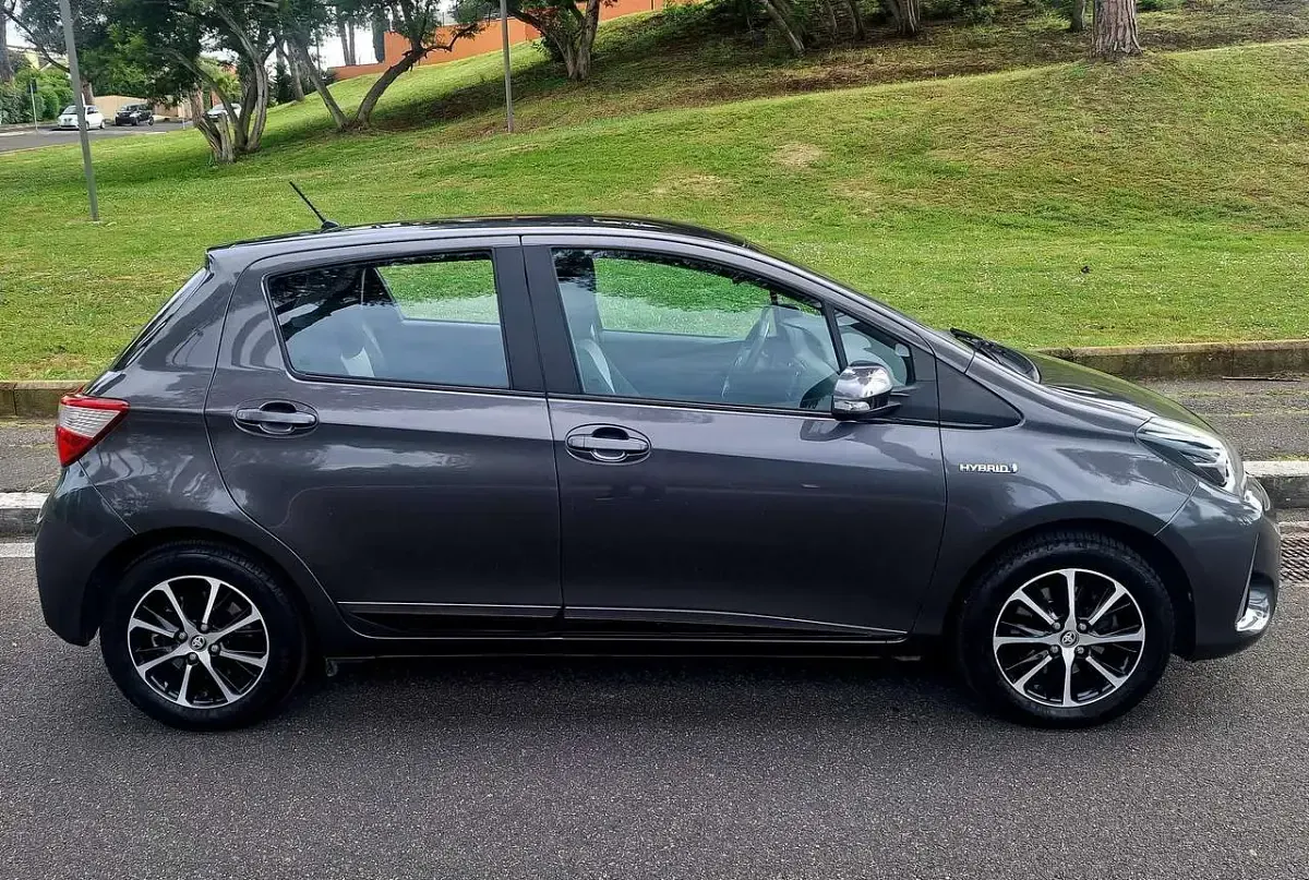Usata Toyota Yaris Hybrid Active 73 CV (53 kW) 2018 Grigio Berlina