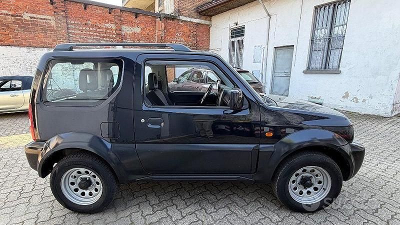 Usata Suzuki Jimny 84 CV (61 kW) 2010 Nero SUV