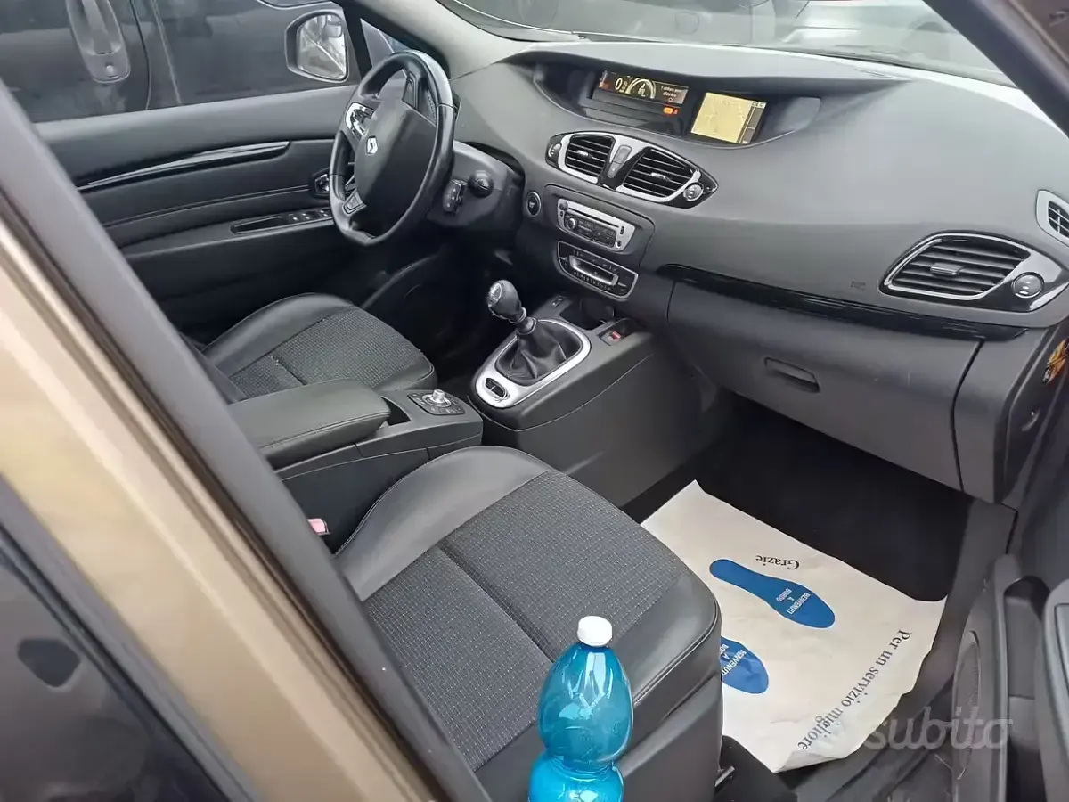 Käytetty Renault Scenic E-Tech XMOD 110 HP (80 kW) 2014 Tila-auto