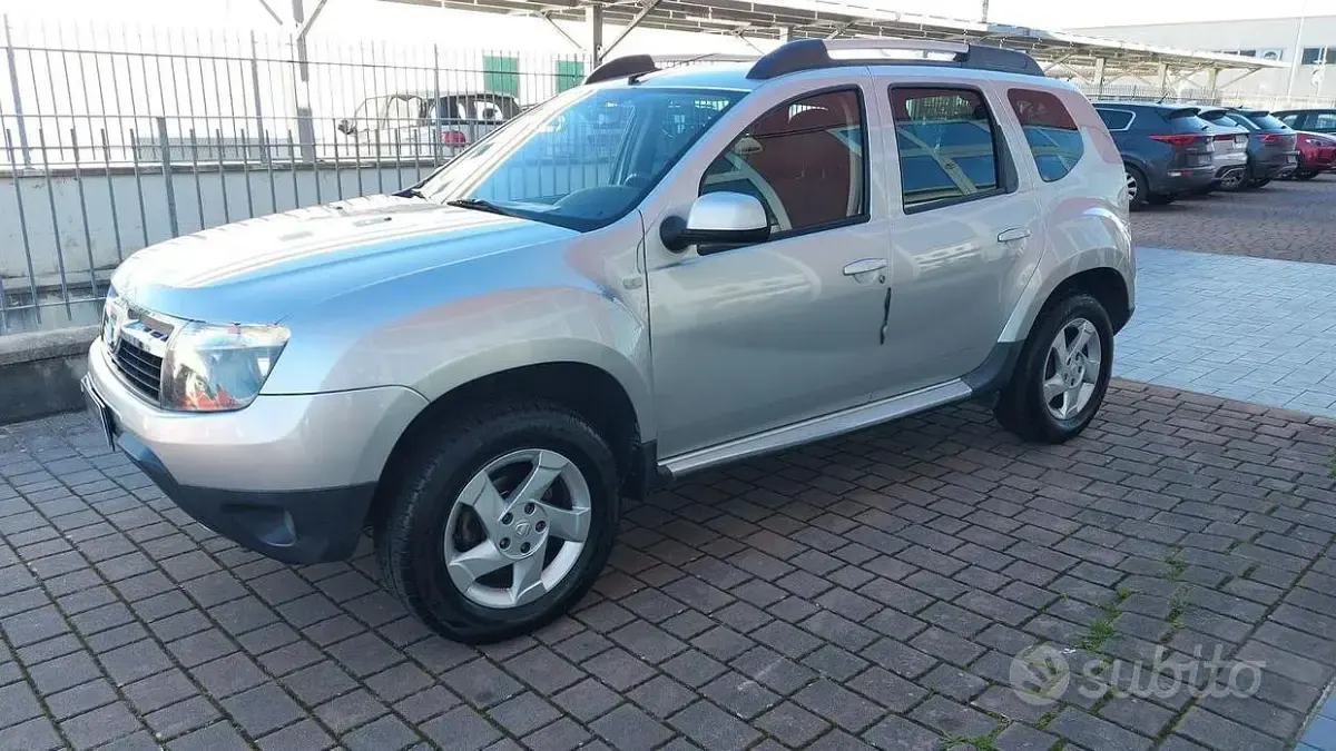 Usata Dacia Duster Lauréate 105 CV (77 kW) 2011 Grigio SUV