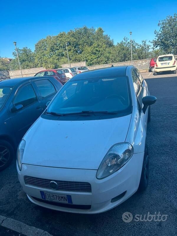 Bianco Usata 2011 Fiat Grande Punto Due volumi | 2600 € (Super prezzo) - Immagine 1/4