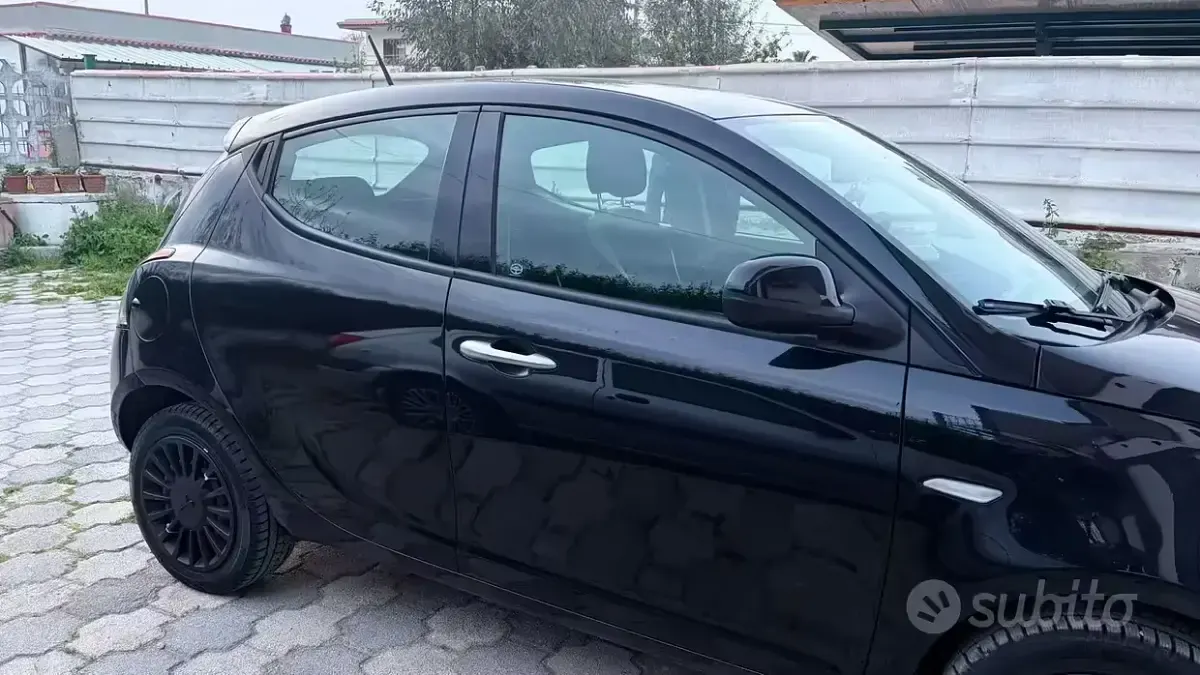 Usata Lancia Ypsilon Silver 69 CV (50 kW) 2022 Nero Utilitaria