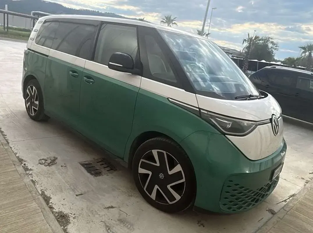 Begagnad VW ID. Buzz Pro 150 kW (204 HK) 2023 Grön Minibuss
