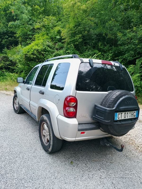 Usata Jeep Cherokee 163 CV (119 kW) 2005 Grigio SUV