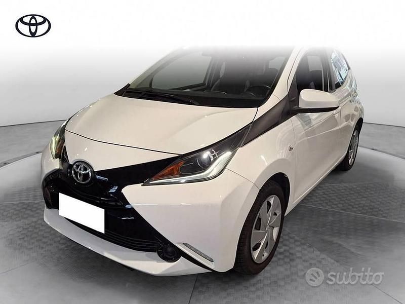 Bianco Usata 2018 Toyota Aygo X-play Due volumi | 9900 € (Buon prezzo) - Immagine 1/4