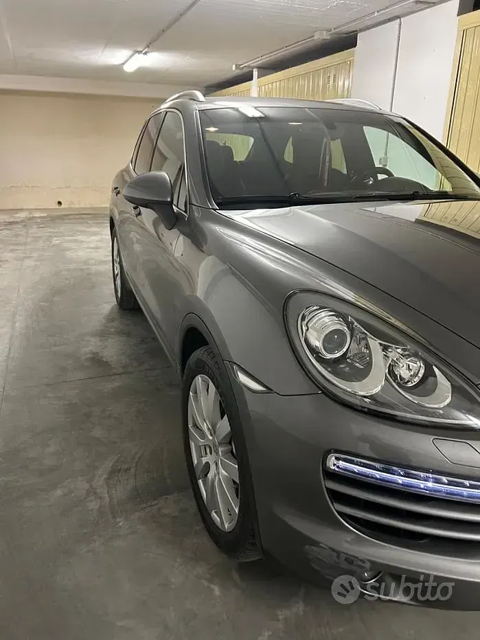 Usata Porsche Cayenne 245 CV (180 kW) 2011 Grigio SUV