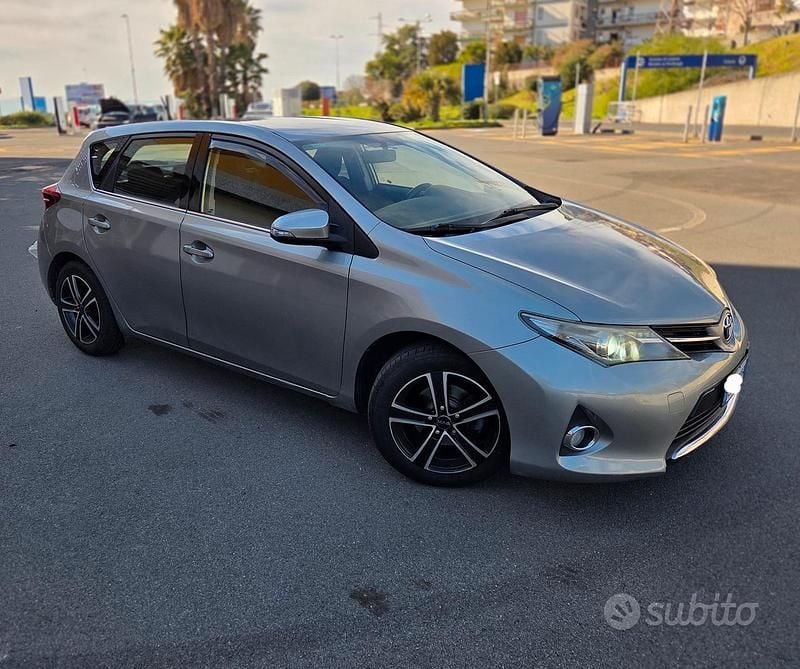 Usata Toyota Auris 90 CV (66 kW) 2013 Grigio Berlina