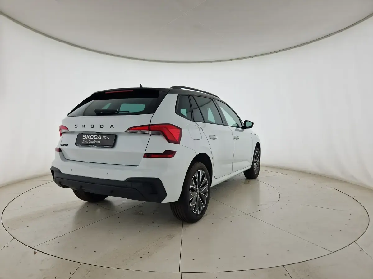 Nuova Skoda Kamiq 115 CV (84 kW) 2026 Bianco luna metallizzato nero tulipano p SUV