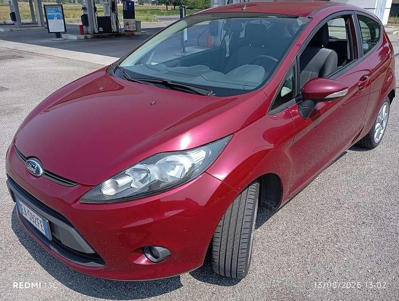 Lilla Usata 2009 Ford Fiesta Tre volumi | 3400 € (Buon prezzo) - Immagine 1/4